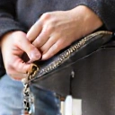 Egy pénztárca és egy dollárjel, amely a költségmegtakarítást jelzi, mivel a betegszabadságok és az egészségügyi költségek csökkennek.